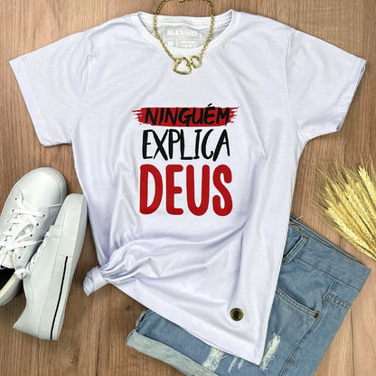 Camiseta Feminina - Branca - Ninguém Explica Deus