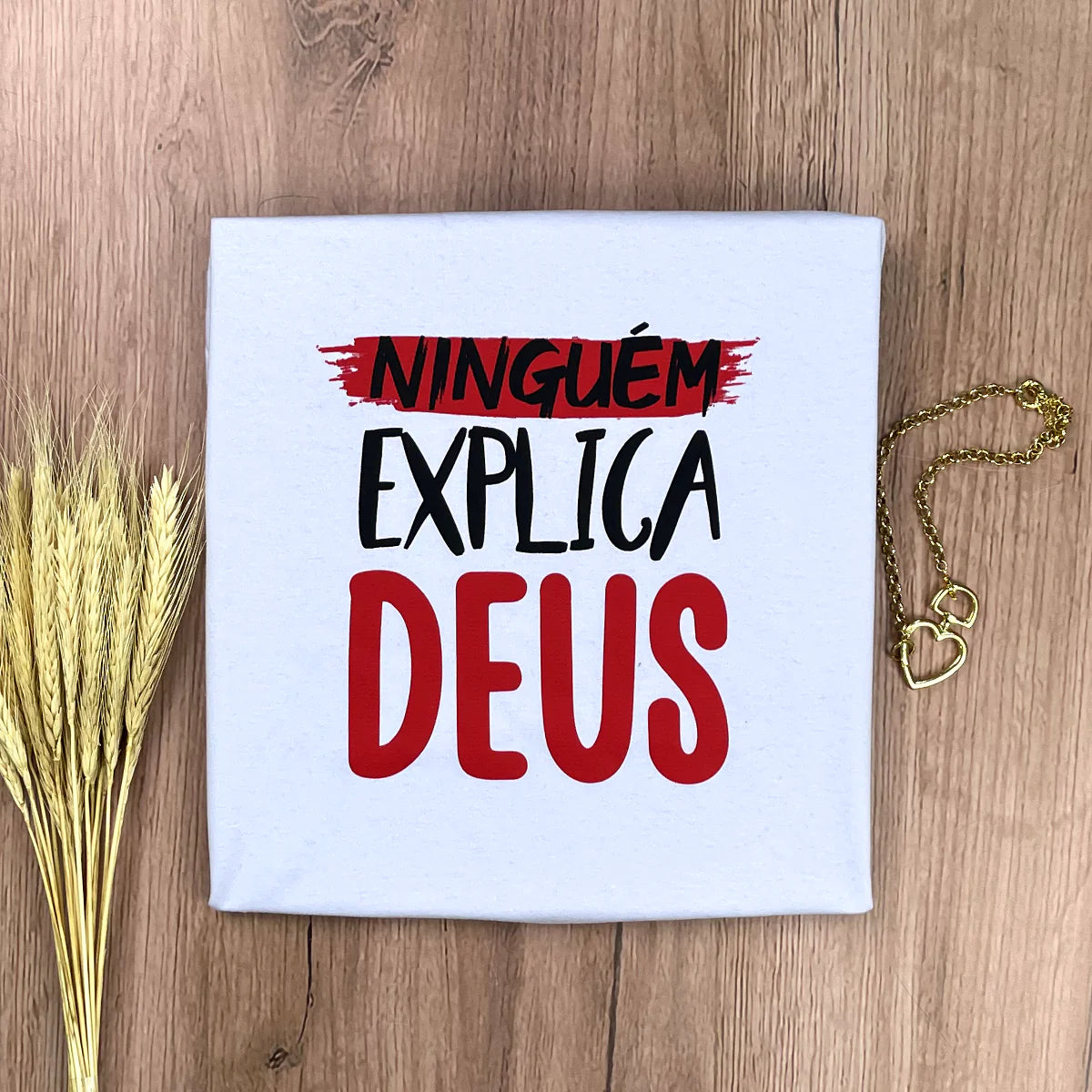 Camiseta Feminina - Branca - Ninguém Explica Deus